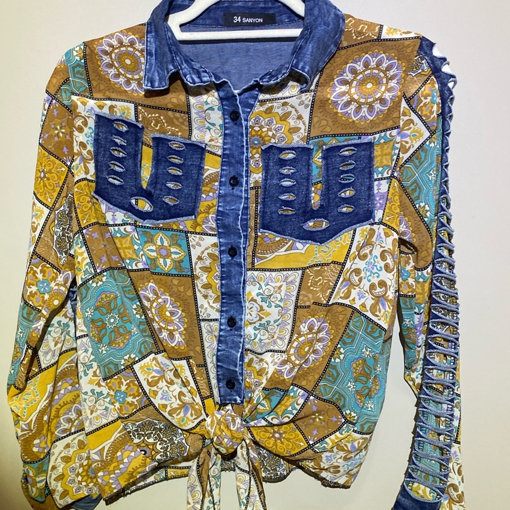 Top from 34 Sanyon. Size is medium good condition